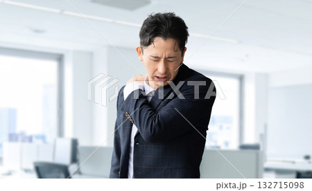 肩こりに悩まされる男性ビジネスマン 肩こりに悩まされる男性ビジネスマン 132715098