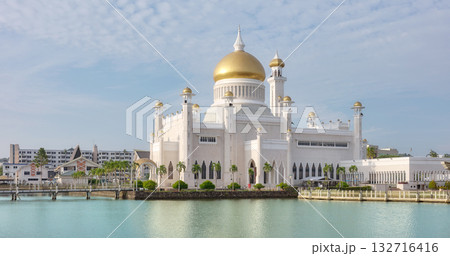 Omar Ali Saifuddien Mosque at sunset, Bandar Seri Begawan, Brunei. Omar Ali Saifuddien Mosque at sunset, Bandar Seri Begawan, Brunei. 132716416