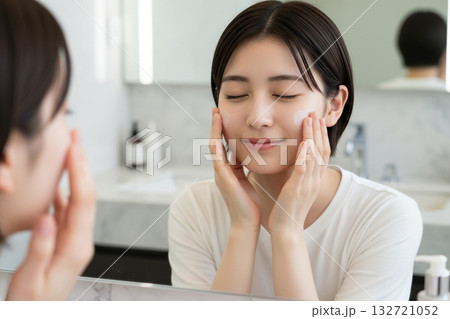 鏡の前でスキンケアをする女性 132721052