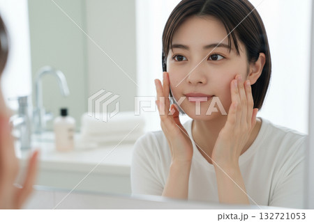 鏡の前でスキンケアをする女性 132721053