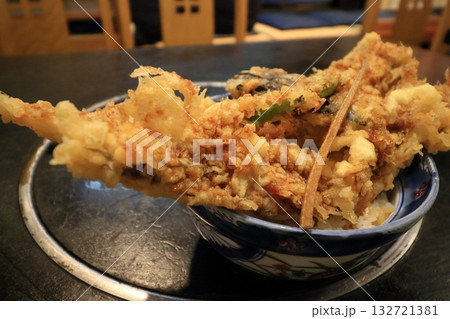 大穴子の天丼 丼からはみ出す大きな穴子天ぷらの天丼 大穴子の天丼 丼からはみ出す大きな穴子天ぷらの天丼 132721381