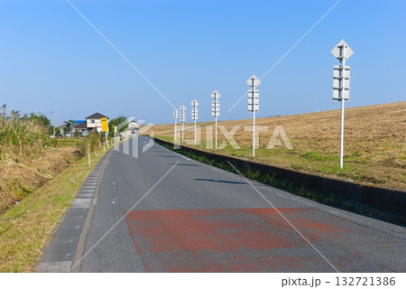 埼玉県吉川市江戸川沿いの道2025年10月 132721386