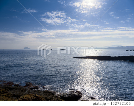 台湾・野柳地質公園から望む海と山々 / Yehliu Geopark, Taiwan 132722106