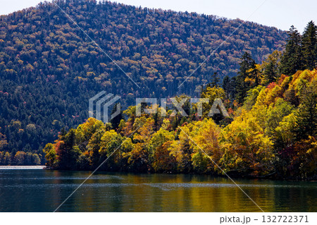 然別湖の紅葉 132722371