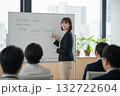 ホワイトボードでプレゼンテーションを行うビジネスウーマン 132722604