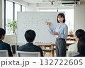 ホワイトボードでプレゼンテーションを行うビジネスウーマン 132722605