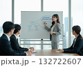 ホワイトボードでプレゼンテーションを行うビジネスウーマン 132722607