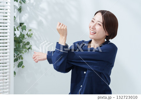 朝起床したパジャマの女性 朝起床したパジャマの女性 132723010