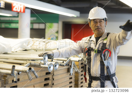 フルハーネスをつけた作業員 132723096