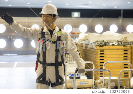 フルハーネスをつけた作業員 132723098