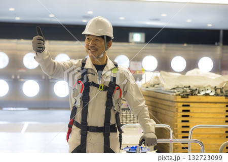 フルハーネスをつけた作業員 132723099