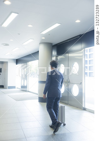 オフィスビル内を歩くビジネスマン オフィスビル内を歩くビジネスマン 132723289