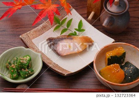 注意）紅葉は造花です。ぶりの塩焼き、カボチャの煮物。オクラの胡麻和え。お惣菜とおかずのイメージ。 132723364