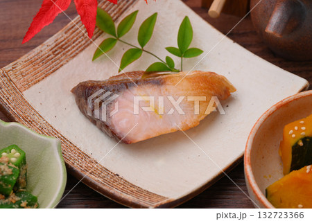 注意）紅葉は造花です。ぶりの塩焼き、カボチャの煮物。オクラの胡麻和え。お惣菜とおかずのイメージ。 132723366