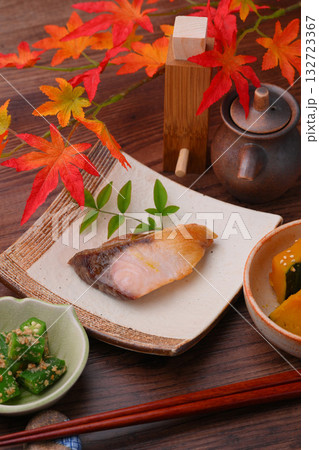 注意）紅葉は造花です。ぶりの塩焼き、カボチャの煮物。オクラの胡麻和え。お惣菜とおかずのイメージ。 132723367