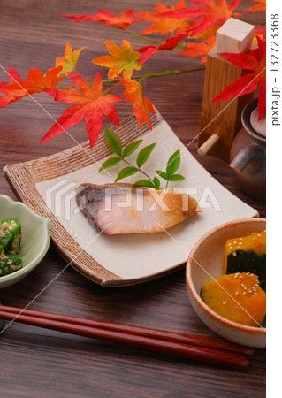 注意)紅葉は造花です。ぶりの塩焼き、カボチャの煮物。オクラの胡麻和え。お惣菜とおかずのイメージ。 注意)紅葉は造花です。ぶりの塩焼き、カボチャの煮物。オクラの胡麻和え。お惣菜とおかずのイメージ。 132723368