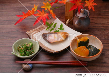 注意)紅葉は造花です。ぶりの塩焼き、カボチャの煮物。オクラの胡麻和え。お惣菜とおかずのイメージ。 注意)紅葉は造花です。ぶりの塩焼き、カボチャの煮物。オクラの胡麻和え。お惣菜とおかずのイメージ。 132723369