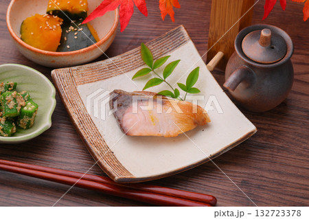 注意）紅葉は造花です。ぶりの塩焼き、カボチャの煮物。オクラの胡麻和え。お惣菜とおかずのイメージ。 132723378