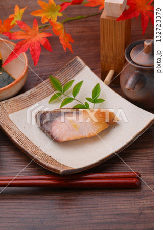 注意）紅葉は造花です。ぶりの塩焼き、カボチャの煮物。オクラの胡麻和え。お惣菜とおかずのイメージ。 132723379