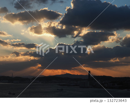 関門海峡の夕暮れ 132723643
