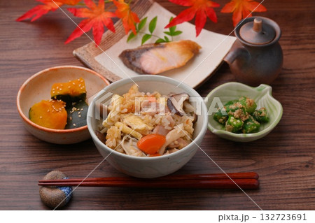 注）紅葉は造花。炊き込みご飯、五目ごはん、きのこご飯。ぶり塩焼き、カボチャ煮物、オクラの胡麻和え。 132723691