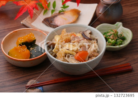注)紅葉は造花。炊き込みご飯、五目ごはん、きのこご飯。ぶり塩焼き、カボチャ煮物、オクラの胡麻和え。 注)紅葉は造花。炊き込みご飯、五目ごはん、きのこご飯。ぶり塩焼き、カボチャ煮物、オクラの胡麻和え。 132723695