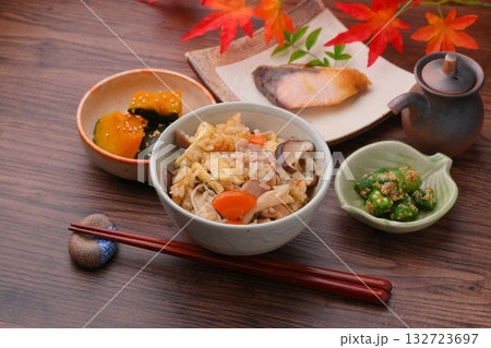 注）紅葉は造花。炊き込みご飯、五目ごはん、きのこご飯。ぶり塩焼き、カボチャ煮物、オクラの胡麻和え。 132723697