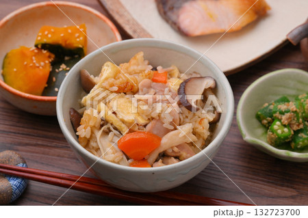 注)紅葉は造花。炊き込みご飯、五目ごはん、きのこご飯。ぶり塩焼き、カボチャ煮物、オクラの胡麻和え。 注)紅葉は造花。炊き込みご飯、五目ごはん、きのこご飯。ぶり塩焼き、カボチャ煮物、オクラの胡麻和え。 132723700