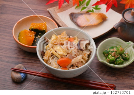 注)紅葉は造花。炊き込みご飯、五目ごはん、きのこご飯。ぶり塩焼き、カボチャ煮物、オクラの胡麻和え。 注)紅葉は造花。炊き込みご飯、五目ごはん、きのこご飯。ぶり塩焼き、カボチャ煮物、オクラの胡麻和え。 132723701