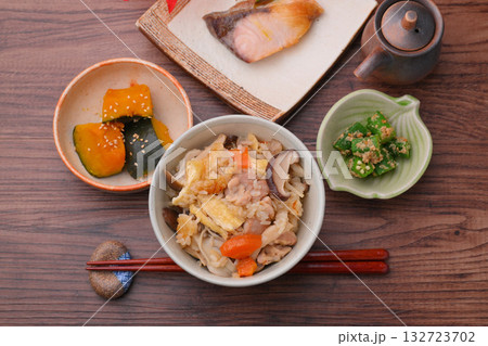 注）紅葉は造花。炊き込みご飯、五目ごはん、きのこご飯。ぶり塩焼き、カボチャ煮物、オクラの胡麻和え。 132723702