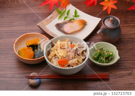 注）紅葉は造花。炊き込みご飯、五目ごはん、きのこご飯。ぶり塩焼き、カボチャ煮物、オクラの胡麻和え。 132723703