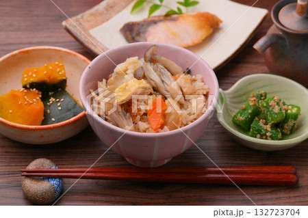 注)紅葉は造花。炊き込みご飯、五目ごはん、きのこご飯。ぶり塩焼き、カボチャ煮物、オクラの胡麻和え。 注)紅葉は造花。炊き込みご飯、五目ごはん、きのこご飯。ぶり塩焼き、カボチャ煮物、オクラの胡麻和え。 132723704