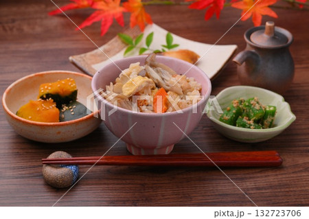 注)紅葉は造花。炊き込みご飯、五目ごはん、きのこご飯。ぶり塩焼き、カボチャ煮物、オクラの胡麻和え。 注)紅葉は造花。炊き込みご飯、五目ごはん、きのこご飯。ぶり塩焼き、カボチャ煮物、オクラの胡麻和え。 132723706