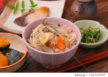 注）紅葉は造花。炊き込みご飯、五目ごはん、きのこご飯。ぶり塩焼き、カボチャ煮物、オクラの胡麻和え。 132723707