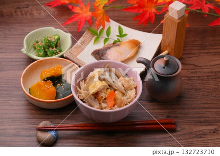 注)紅葉は造花。炊き込みご飯、五目ごはん、きのこご飯。ぶり塩焼き、カボチャ煮物、オクラの胡麻和え。 注)紅葉は造花。炊き込みご飯、五目ごはん、きのこご飯。ぶり塩焼き、カボチャ煮物、オクラの胡麻和え。 132723710