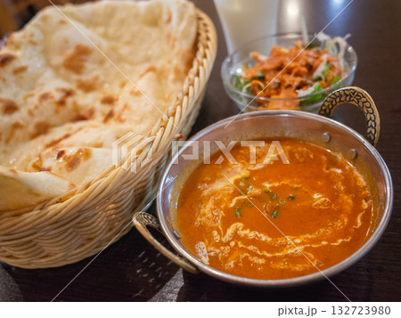 【日本】インド料理レストランのテーブルに並ぶバターチキンカレーとナンとサラダ 【日本】インド料理レストランのテーブルに並ぶバターチキンカレーとナンとサラダ 132723980