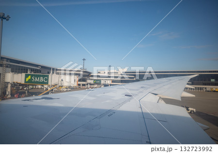 【日本】羽田空港で離陸前に機内の窓際席から望む飛行機の翼と滑走路と快晴の青空 【日本】羽田空港で離陸前に機内の窓際席から望む飛行機の翼と滑走路と快晴の青空 132723992