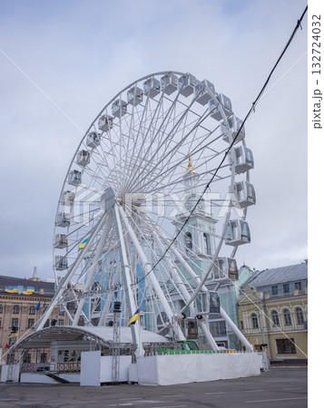 【ウクライナ】首都キーウの下町「ポジール」にある観覧車と曇り空 132724032