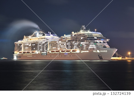 博多港で出港を待つ豪華クルーズ船MSCベリッシマ 132724139