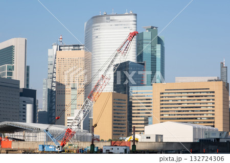 勝どきから隅田川沿いの大型クレーンと築地汐留方面を見た風景 132724306