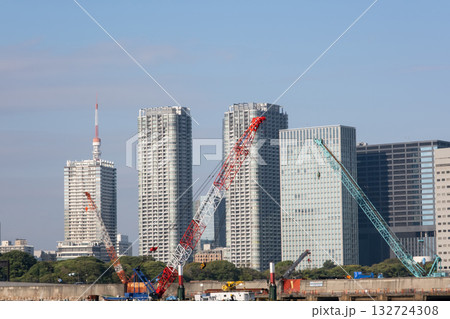 勝どきから隅田川沿いの大型クレーンと築地汐留方面を見た風景 勝どきから隅田川沿いの大型クレーンと築地汐留方面を見た風景 132724308