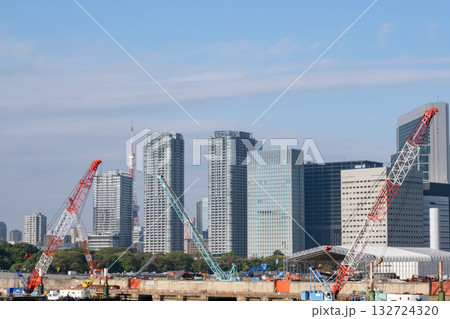 勝どきから隅田川沿いの大型クレーンと築地汐留方面を見た風景 132724320