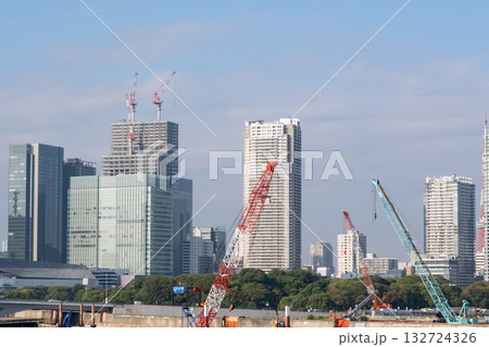 勝どきから隅田川沿いの大型クレーンと汐留方面を見た風景 勝どきから隅田川沿いの大型クレーンと汐留方面を見た風景 132724326