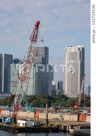 勝どきから隅田川沿いの大型クレーンと浜松町方面を見た風景 勝どきから隅田川沿いの大型クレーンと浜松町方面を見た風景 132724338