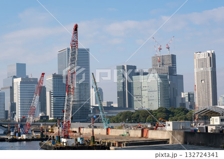勝どきから隅田川沿いの大型クレーンと浜松町方面を見た風景 132724341