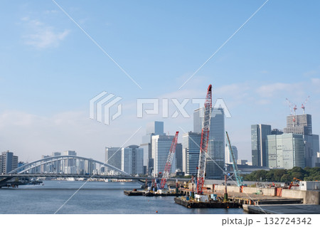 勝どきから隅田川沿いの大型クレーンと竹芝方面を見た風景 132724342