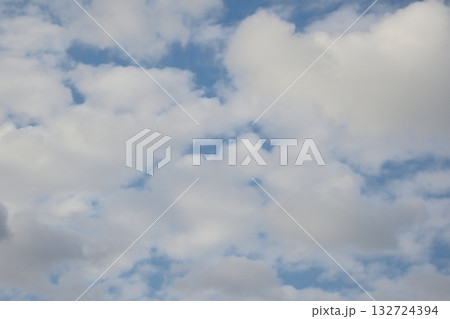 青空と白い雲 132724394