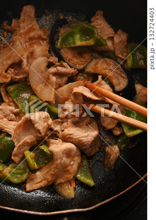 調理中のナスとピーマンと豚肉の味噌炒め 132724403