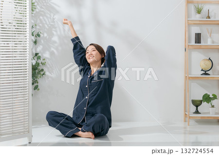 伸びをするパジャマの女性 伸びをするパジャマの女性 132724554