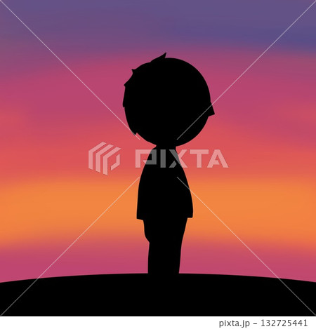 夕焼け空で立ち尽くす人物 132725441